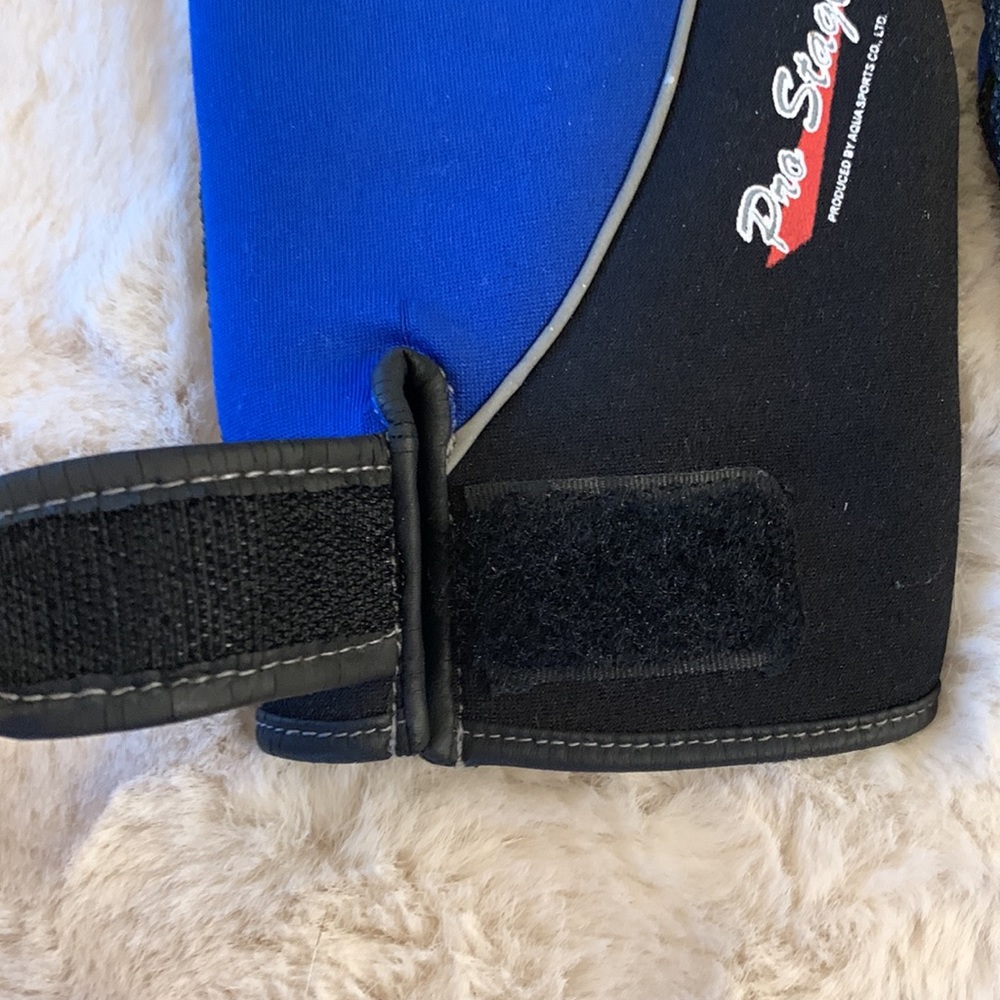 Water or wake board ski gloves. - Picture 3 of 10